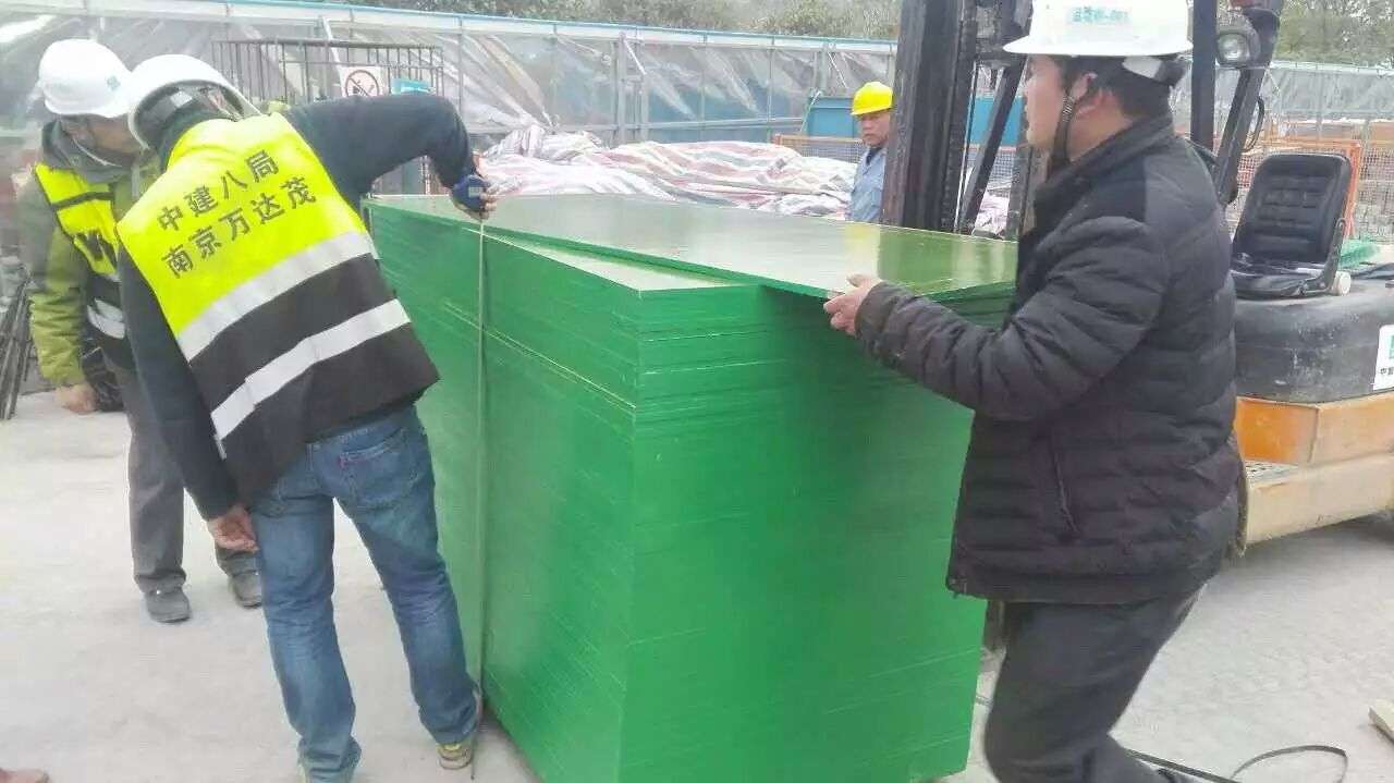 覆塑模板，萊亞普萊德